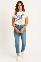 Pantalon jean de corte recto y tiro alto, con diseño clásico de cinco bolsillos y cierre frontal con botón y cremallera.