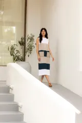 Vestido midi sin mangas, con cuerpo superior blanco y falda con bloques de color beige, azul marino y blanco. Presenta bolsillos de parche frontales.