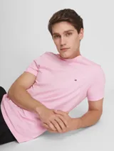 Remera Tommy Hilfiger de algodón color rosa, corte clásico, cuello redondo y logo bordado en el pecho.