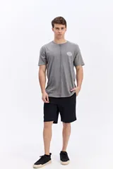 Bermuda chino de corte clásico color negro, con cintura fija y bolsillos delanteros y traseros.
