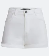 Short de sarga color celeste, de corte ajustado y cintura alta, con cierre frontal y bolsillos laterales.