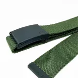 Cinto verde militar de tela con hebilla metálica negra y extremo con detalle de la marca Rusty en relieve.