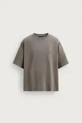 Camiseta de algodón con cuello redondo y mangas cortas, de corte relaxed fit y efecto lavado gris.