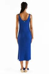 Vestido midi sin mangas de tejido de punto con hilo lurex brillante color azul, con escote redondo y aberturas laterales.