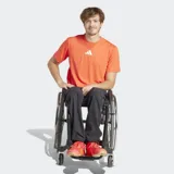 Remera de entrenamiento Adidas, color naranja vibrante, con cuello redondo y logo de las 3 barras en blanco en el pecho. Presenta un corte clásico y espalda de malla para mayor ventilación.