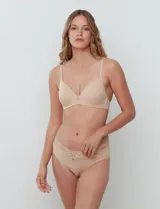 Bombacha tipo brief de microfibra con detalle de encaje en la cintura. Ofrece cobertura completa en la parte trasera y cuenta con elásticos planos para un acabado invisible bajo la ropa.