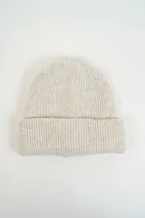 Gorro tipo beanie de punto acanalado en color beige, con diseño de doblez en el borde.