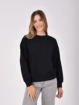 Buzo negro de cuello redondo, manga larga y puños y dobladillo acanalados.