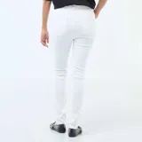 Pantalón jean blanco de corte super skinny, tiro alto con cierre de múltiples botones visibles y confeccionado en tejido elastizado.