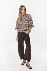 Pantalón jean color verde militar de corte balloon, tiro medio, con diseño abuchonado en las piernas y bolsillos laterales y traseros.