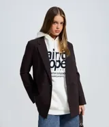 Blazer sastre de corte estructurado y recto, con estampado de rayas de tiza, cuello con solapa y cierre frontal con botones. Confeccionado en tejido con mezcla de poliéster y viscosa.