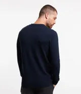 Suéter básico Marfinno de color azul marino, confeccionado en mezcla de viscosa y poliamida, con cuello en V y mangas largas.