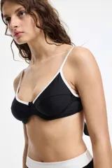 Top de bikini blanco con textura y contorno azul.