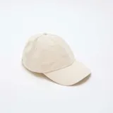 Gorra de béisbol de algodón en color beige, con diseño clásico de seis paneles, visera curva y bordado sutil en el frente.