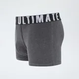 Pack de tres boxers de hombre. Uno es gris jaspeado liso, otro es negro con estampado de cruces blancas y el tercero es gris oscuro con estampado de camuflaje. Todos tienen cinturilla elástica blanca con texto negro.