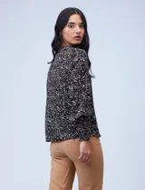 Blusa de gasa estampada marca Philosophy. Tiene cuello a la base con frunces, escote en V y botones. Punto smock en delantera y puños.