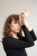 Bodysuit negro de manga larga, confeccionado en algodón con elastano, de diseño ajustado al cuerpo, corte en la cintura y espalda abierta con escote en gota.