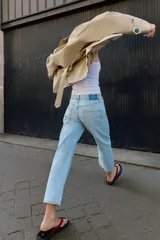 Jeans de tiro medio con cinco bolsillos, pernera recta y corte cropped. Cierre frontal con cremallera y botón.