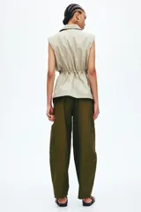 Pantalón cargo de tiro alto con cintura elástica, corte holgado y diseño de piernas globo con costuras visibles. Cuenta con bolsillos laterales tipo parche.