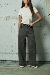 Jean de corte wide leg en color gris lavado, con diseño de tiro alto y cinco bolsillos.