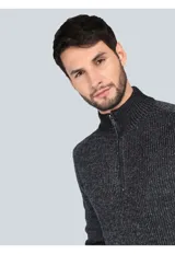 Sweater de punto con cuello alto y cierre frontal parcial, de manga larga con puños y ruedo acanalados.