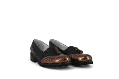 Mocasín tipo Oxford de diseño europeo, confeccionado en una combinación de texturas de cuero que incluye gamuza y cuero con textura croco. Presenta detalles de costuras visibles, elásticos laterales para un calce cómodo y un pequeño taco foliado de 2 cm con suela de goma antideslizante.