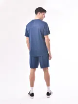 Remera azul de corte clásico y cuello redondo.