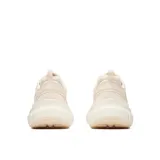 Championes urbanos Merrell modelo Clover Tech, color beige claro (latte), con diseño de malla transpirable y refuerzos sintéticos. Presentan una entresuela robusta con tecnología de amortiguación y suela de goma con tracción.