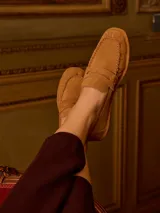 Mocasín de cuero gamuza color camel, con detalles fruncidos en el cuerpo, copete elevado y diseño liviano de estilo clásico.