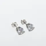 Par de aros tipo stud con piedra de circonia engarzada en base de acero.