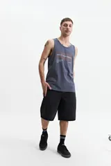 Musculosa de algodón color verde agua, con cuello redondo y estampado frontal con la frase 'Amplify your strength'.