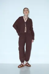 Pantalón abullonado color marrón, con cintura elástica y cordón ajustable, y puños elásticos en los tobillos.