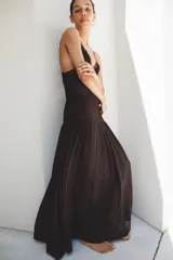 Vestido largo de tirantes finos con escote en pico, cuerpo con frunces elásticos y detalle de encaje a tono en la parte superior. Cuenta con forro interior y falda fluida.