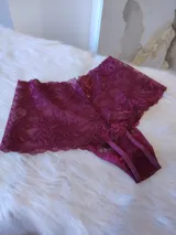 Conjunto de lencería compuesto por un top de encaje y microtul con mangas cortas y escote profundo, y una bombacha tipo hipster de tiro alto confeccionada en encaje con refuerzo de algodón.