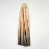 Pashmina rectangular con diseño degradado que transiciona de un tono beige claro a un marrón oscuro.