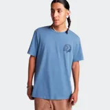 Remera celeste de algodón con cuello redondo y manga corta. Estampado en el pecho con el logo de Converse y un diseño de un árbol.
