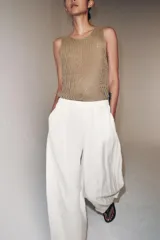 Top de punto calado confeccionado en 100% lino, con cuello redondo y diseño sin mangas.
