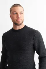 Sweater marrón de punto melange con cuello redondo y mangas largas.