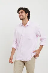 Camisa de vestir para hombre, color azul claro, de manga larga y cuello italiano. Tejido texturado y suave, confeccionada en una mezcla de algodón y poliéster.