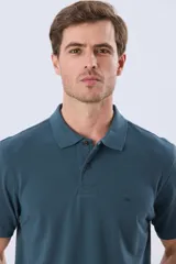 Remera polo de piqué de algodón color azul, de manga corta, con cuello camisero, cierre frontal de dos botones y pequeño logo bordado en el pecho.