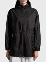 Campera impermeable con capucha Moncler modelo Wete, color negro, con cierre frontal y bolsillos laterales con cierre.