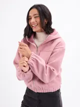 Campera de paño color beige con capucha, cierre frontal completo y mangas largas con puños elásticos. Presenta un diseño corto con ruedo elástico.