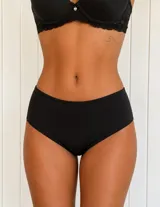 Bombacha de tiro medio confeccionada en lycra, con frente de tela doble para mayor contención abdominal.