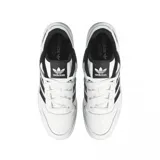 Championes urbanos adidas Forum Low CL, color blanco con las icónicas tres tiras laterales en negro. Presentan un diseño de caña baja con cierre de cordones, suela de goma resistente y el logo del trébol de adidas en la lengüeta y el lateral.
