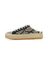 Zueco estilo champión sin talón con estampado animal print de serpiente, cordones blancos, detalles en color negro y suela de plataforma en tono tostado.