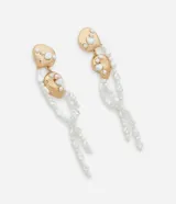 Maxi aros colgantes con base de caracoles dorados y cadenas de perlas artificiales. Cierre con tornillo. Fabricado con metal reciclado.