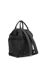 Mochila Hush Puppies de color negro, diseñada con múltiples bolsillos frontales con cierre, asas superiores y el logotipo de la marca impreso en la parte inferior.