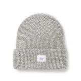 Gorro de lana gris con etiqueta con el logo de la marca Katin en el frente.