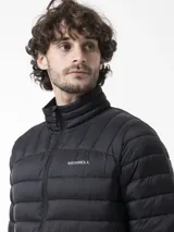Campera puffer negra con diseño acolchado horizontal, cuello alto y cierre frontal completo. Cuenta con bolsillos laterales con cierre y el logo de la marca estampado en el pecho.
