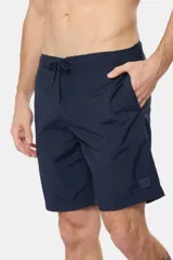 Bermuda de baño verde militar lisa, con cintura elástica y cordón ajustable.